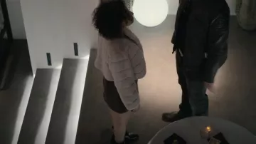 AllSaints Ariel Top Zip Boot porté par Chelsea (Ilana Glazer) comme on le voit dans The Afterparty (S01E01)