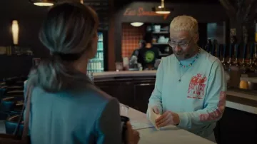 Brain dead Long Sleeve Stereo Report Tee Light Blue usado por Will (Seth Rogen) como se ve en Platonic (S01E08)