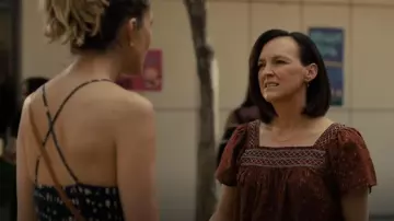 Madewell Square-Neck Smocked Top porté par Katie (Carla Gallo) comme on le voit dans Platonic (S01E08)