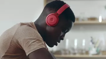 Beats Headphones in red used by Kai (Jude Cudjoe) as seen in Hijack TV show (S01E02)