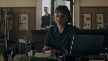 Veronica Beard Rowena Foulard imprimé chemisier en soie extensible porté par Chrissy Beppo (Sofia Hasmik) vu dans Superman & Lois (S03E13)