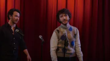 Chaleco de lunares de Acne Studios usado por Frankie Jonas como se ve en Claim to Fame (S02E01)