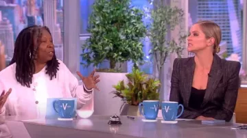 Sergio Hudson Chaqueta Blazer Heathered de un solo pecho usada por Sara Haines vista en The View el 28 de junio de 2023