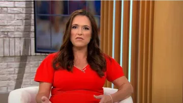 Maggy London Short Sleeve Crepe Midi Dress portée par Nikki Battiste comme vu dans CBS Mornings le 28 juin 2023v