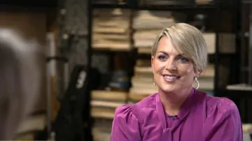 Équipement Lorraint Blouse en aster sauvage porté par Jamie Yuccas comme vu dans CBS Mornings le 28 juin 2023