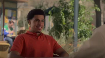 Ralph Lauren Polo bordado usado por Andre Johnson, Jr. (Marcus Scribner) como se ve en adulto (S06E01)
