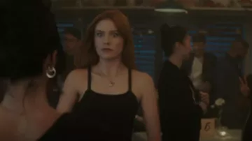 Year Of Ours Wfh Rib Knit Mini Robe en noir portée par Nancy Drew (Kennedy McMann) vue dans Nancy Drew (S04E05)
