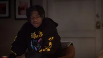Coney Island Picnic Eco Universal Love Hoodie usada por Zeke (Ceyair J Wright) como se ve en adulto (S06E01)