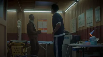 Casablanca Laurel Velour Track Pants usados por Andre Johnson, Jr. (Marcus Scribner) como se ve en grown-ish (S06E01)