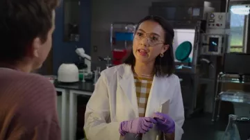 Madewell Gingham Apron Sweater Tank usado por Luna (Rachel Marsh) como se ve en Unstable (S01E03)