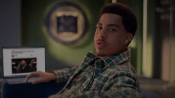 Representar Representar la camisa estampada de cuadros Plaid usada por Andre Johnson, Jr. (Marcus Scribner) como se ve en adulto-ish (S06E01)