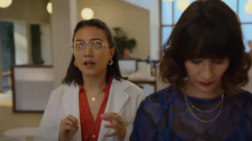 Aretes de aro mediano Madewell Crescent usados por Luna (Rachel Marsh) como se ve en Unstable (S01E03)