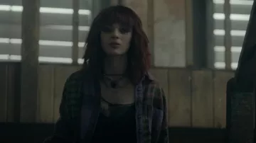 BDG Robbie Spliced Flannel Button-Down Shirt usada por Duela (Olivia Rose Keegan) como se ve en Gotham Knights (S01E13)