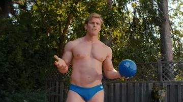 Walden Athletic Club Breve traje de baño en azul usado por Chad (Zane Phillips) en la serie de televisión Glamorous (S01E08)