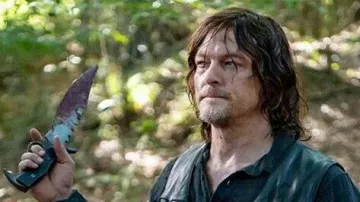 Prop Knifes used by Daryl Dixon (Norman Reedus) in The Walking Dead (Season 10 Episode 10)