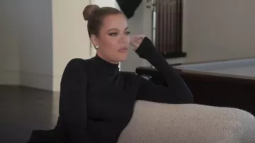 Skims Es­sen­tial Crew Neck Sleeve­less Bodysuit worn by Khloé Kardashian as seen in The Kardashians (S03E06)