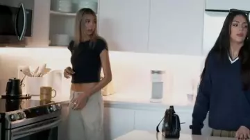 T-shirt Skims Cotton Jersey porté par Scarlet Stallone comme on le voit dans The Family Stallone (S01E08)