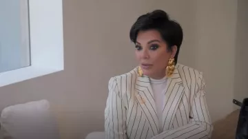 Busto Schiaparelli y pendientes de corazón usados por Kris Jenner como se ve en The Kardashians (S03E06)