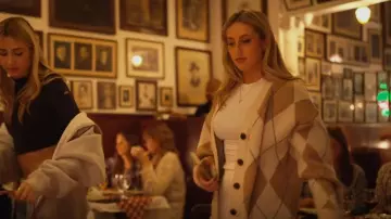 Codibook Rouge Cannelle Argyle Cardigan porté par Sophia Stallone vu dans The Family Stallone (S01E08)