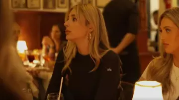 Alo Yoga Black Manches longues Crop Top porté par Scarlet Stallone comme on le voit dans The Family Stallone (S01E08)