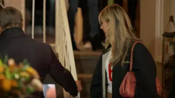 Sac Vintage Nine West porté par Scarlet Stallone vu dans The Family Stallone (S01E08)