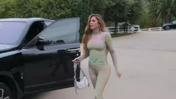 MSGM Silver Holographic Sequin Turtleneck usado por Khloé Kardashian como se ve en The Kardashians (S03E06)