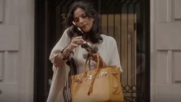Sac Hermès Birkin porté par Seema Patel (Sarita Choudhury) comme on le voit dans And Just Like That... (S02E03)