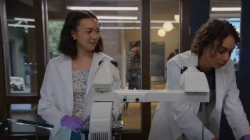 Madewell Chunky Huggie Hoop Earrings worn by Luna (Rachel Marsh) as seen in Unstable (S01E04)