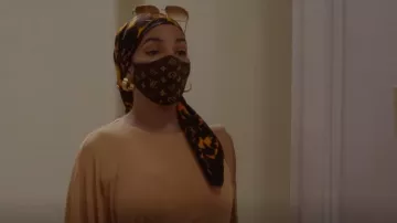 Masque en tricot Louis Vuitton porté par Seema Patel (Sarita Choudhury) comme on le voit dans And Just Like That... (S02E03)