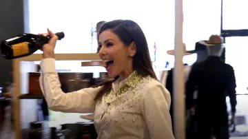 Dries Van Noten Camisa abotonada adornada con perlas usada por Heather Dubrow como se ve en The Real Housewives of Orange County (S17E04)