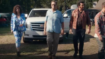 L'Agence Chamberlain Blazer impreso usado por Judy Gemstone (Edi Patterson) como se ve en The Righteous Gemstones (S03E02)