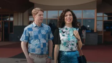 Ungaro Meredith Corbata Blusa de seda usada por Judy Gemstone (Edi Patterson) como se ve en The Righteous Gemstones (S03E02)
