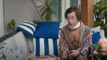 Paul Smith Multi-Stripe Robe usado por Gideon Gemstone (Skyler Gisondo) como se ve en The Righteous Gemstones (S03E02)