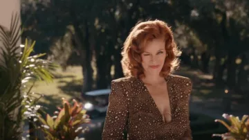 Vestido con estampado de leopardo de Versace con herrajes de anillo en patrón marrón * Alterado usado por Amber Gemstone (Cassidy Freeman) como se ve en The Righteous Gemstones (S03E03)