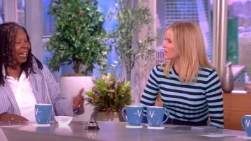 Proenza Schouler Pull à manches longues rayées porté par Sara Haines vu dans The View le 30 juin 2023