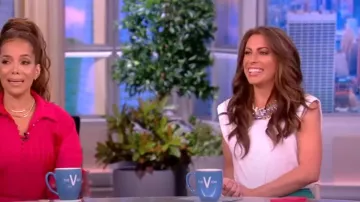 Cinq A Sept Chunky Rhinestone embellecida Muscle Tee usada por Alyssa Farah Griffin como se ve en The View el 30 de junio de 2023