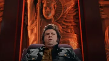 Veste à boutons Versace Medusa Head-Motif portée par Jesse Gemstone (Danny McBride) comme on le voit dans The Righteous Gemstones (S03E03)
