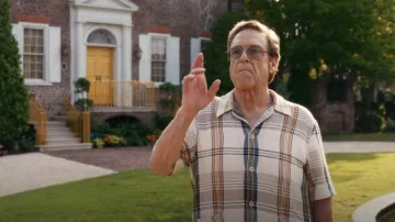 Nuestra camisa de manga corta Legacy Elder Plaid Cotton-Blend usada por el Dr. Eli Gemstone (John Goodman) como se ve en The Righteous Gemstones (S03E03)