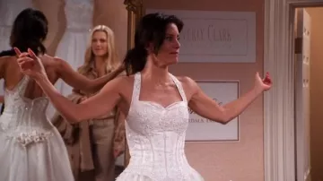 Robe trapèze multicolore de mariage portée par Monica Geller (Courteney Cox) dans la série télévisée Friends (S07E17)