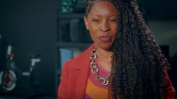 Gym Shark Seam­less Strap­py Sports Bra worn by Leomie Anderson as seen in Glow Up: Britain's Next Make-Up Star (S04E01)