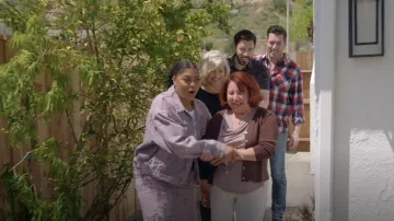 MM6 Maison Margiela Distressed Finish Denim Jacket porté par Taraji P. Henson comme on le voit dans Celebrity IOU (S06E07)