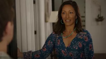 Natalie Martin Kate Vestido usado por Jean (Christina Chang) como se ve en Unstable (S01E08)