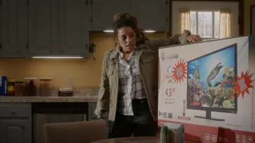 Velvet by Graham & Spencer Veste rubis portée par Drea (Christina Vidal) vue dans Primo (S01E02)