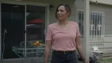 ATM Slub Jersey Classic V-neck Tee porté par Drea (Christina Vidal) vu dans Primo (S01E02)