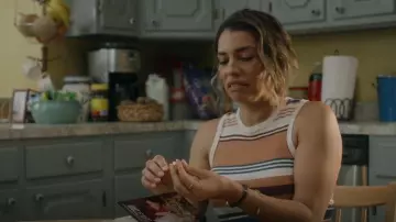 Pull 360 Pull Marron Beige Et Orange Sans Manches porté par Drea (Christina Vidal) comme on le voit dans Primo (S01E05)