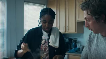 Salem Sportswear Vintage Chicago Bulls Camiseta usada por Sydney Adamu (Ayo Edebiri) como se ve en The Bear (S02E03)