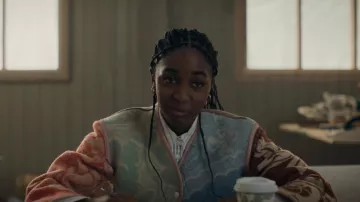 Carleen Upcycled Blanket Liner Jacket usada por Sydney Adamu (Ayo Edebiri) como se ve en The Bear (S02E04)
