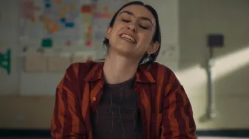Kate Austin Claude Camisa en rayas de arcilla usada por Claire (Molly Gordon) como se ve en The Bear (S02E04)