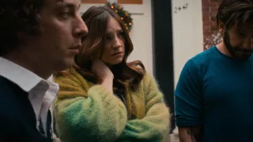 Rose Carmine Oversize Open Ombre Coat porté par Natalie 'Sugar' Berzatto (Abby Elliott) comme on le voit dans The Bear (S02E06)
