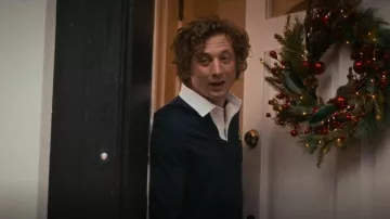 Palace X Ralph Lauren Polo de rugby porté par Carmen 'Carmy' Berzatto (Jeremy Allen White) vu dans The Bear (S02E06)